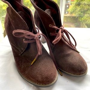 Brown suede Clark’s Indigo ankle booties